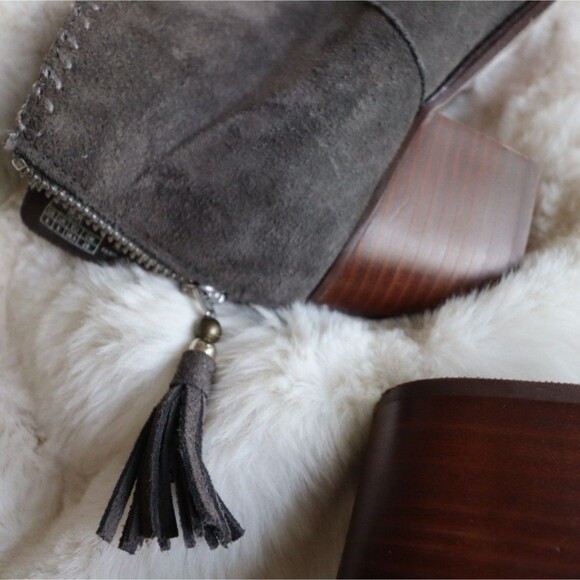 Last Price! TOMS Women Sz 8 Ankle Boot Suede Grey Wedge Booties Tassels Western - Picture 8 of 9